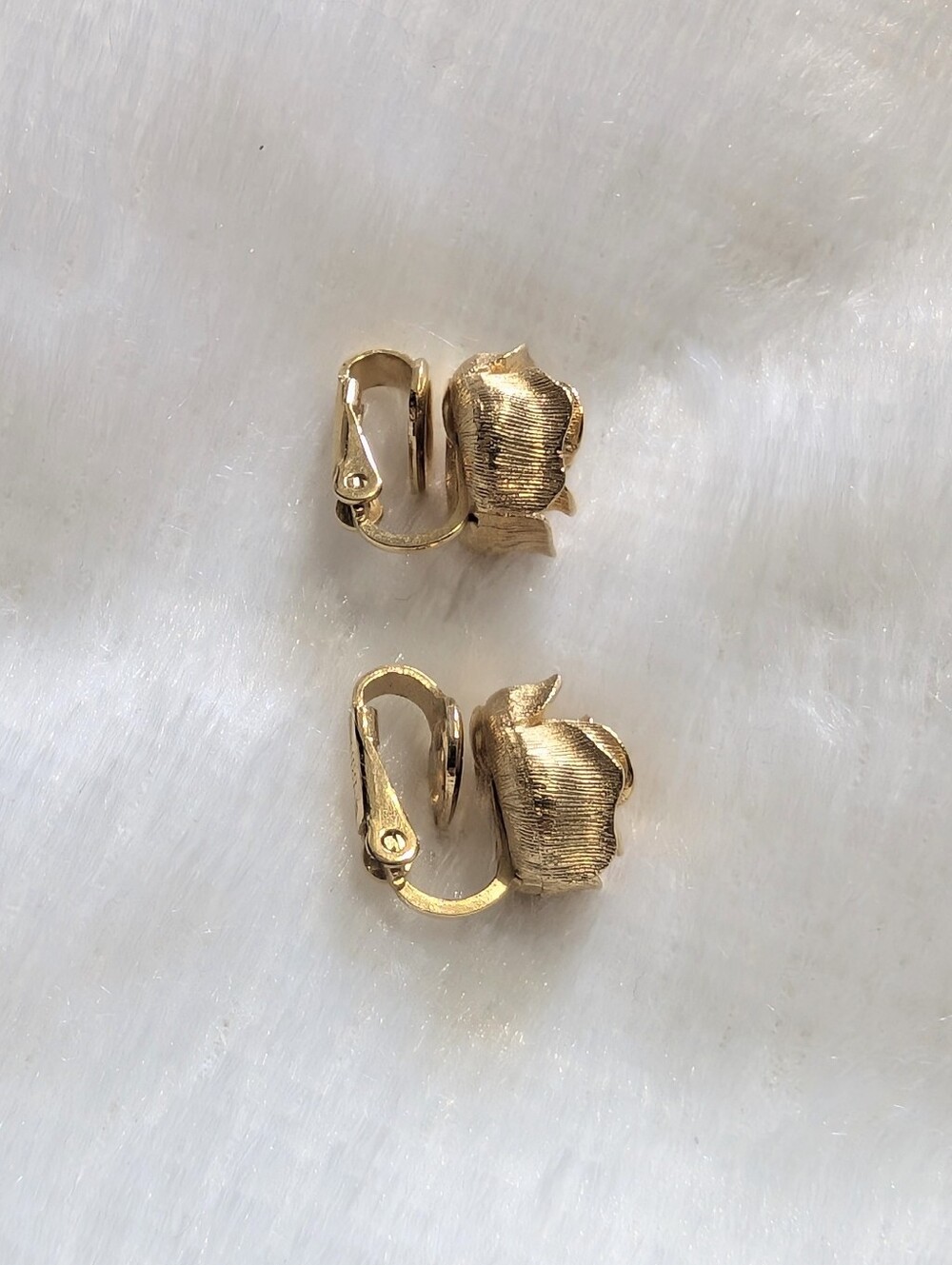 60s Crown Trifari Gold Tone Rose Shaped Clip On MCM Vtg Costume Earrings - Picture 4 of 7